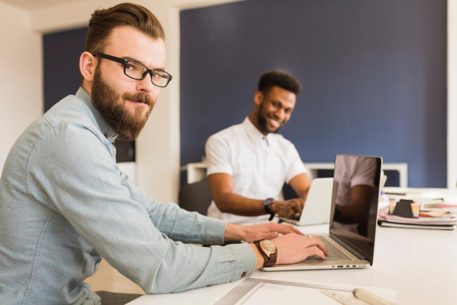 Teilnehmer bei der Arbeit mit Finanzunterlagen